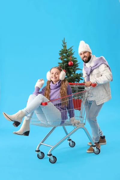 Jeune Couple Avec Arbre Noël Panier Sur Fond Bleu — Photo