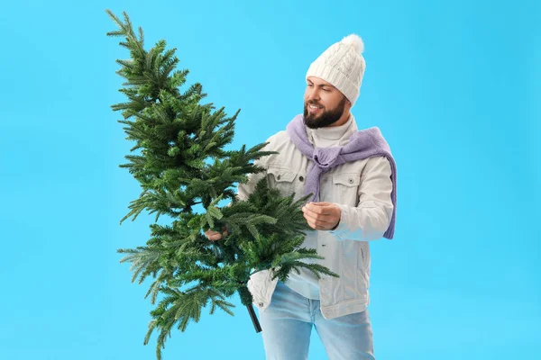 Hombre Guapo Con Árbol Navidad Sobre Fondo Azul — Foto de Stock