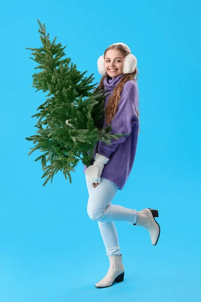 Ung Kvinna Med Julgran Blå Bakgrund — Stockfoto