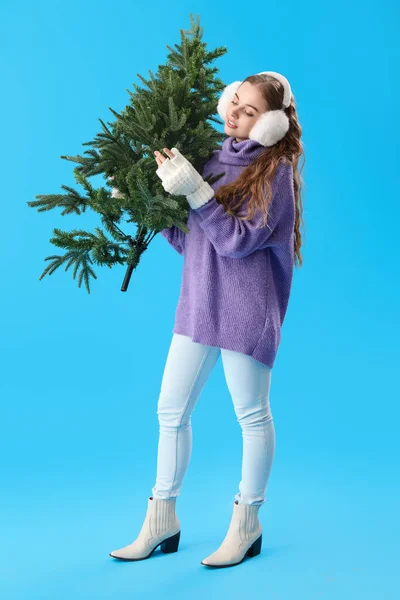 Jovem Com Árvore Natal Fundo Azul — Fotografia de Stock