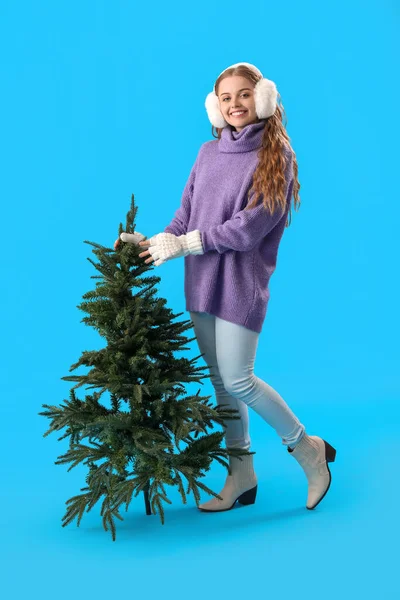 Junge Frau Mit Weihnachtsbaum Auf Blauem Hintergrund — Stockfoto