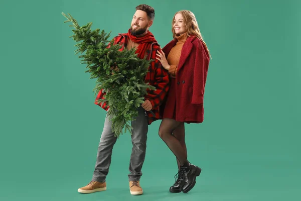 Junges Paar Mit Weihnachtsbaum Auf Grünem Hintergrund — Stockfoto