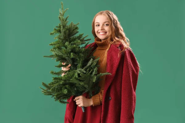Mladá Žena Vánoční Stromeček Zeleném Pozadí — Stock fotografie