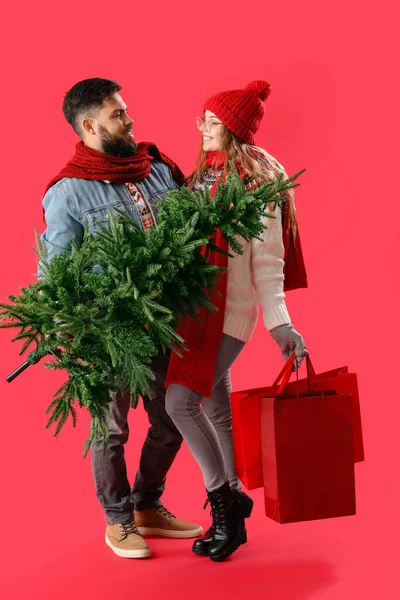 빨간색 배경에 크리스마스 트리와 쇼핑백을 — 스톡 사진