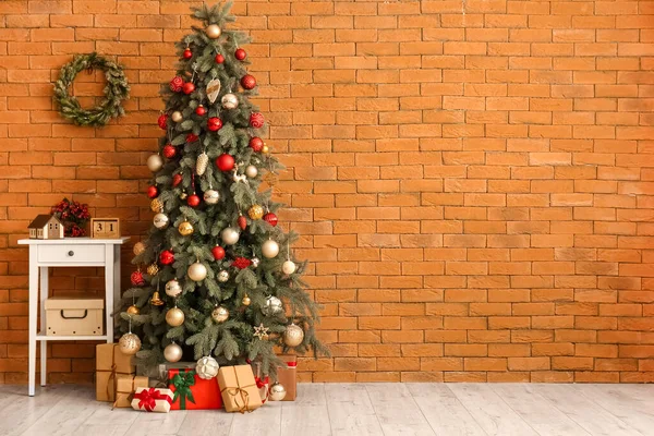 Mesa Con Calendario Cubo Árbol Navidad Regalos Cerca Pared Ladrillo —  Fotos de Stock