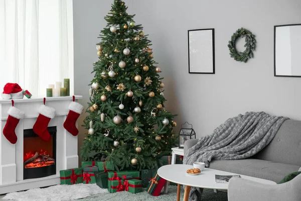Interieur Van Mooie Woonkamer Met Kerstboom Open Haard — Stockfoto