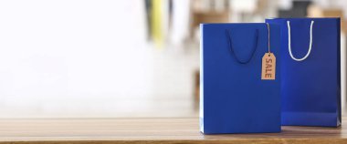 Mağazadaki mavi alışveriş torbaları. Kara Cuma indirimi