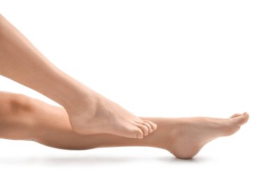 Beyaz arka planda çıplak ayaklı bir kadın.