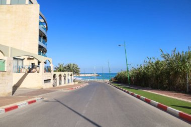 Güneşli bir günde yol ve deniz manzarası