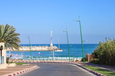 Güneşli bir günde yol ve deniz manzarası