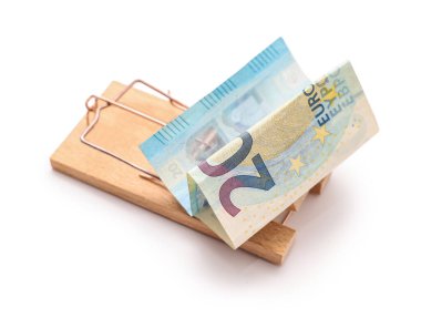 Beyaz arka planda parası olan tahta bir fare kapanı.