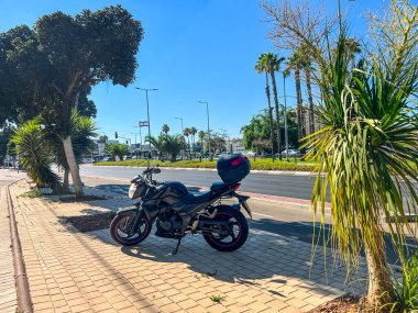 Modern motosiklet şehir caddesinde park edilmiş.