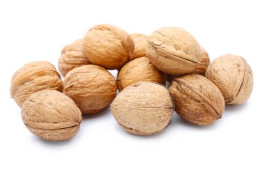 Beyaz arka plan üzerinde izole ceviz yığını