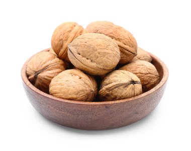 Beyaz arka planda bir kase ceviz