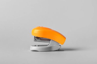 Gri arkaplanda turuncu ofis zımbası