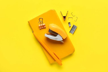 Sarı arkaplanda farklı kırtasiye seti