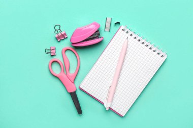 Renk arkaplanında zımba bulunan kırtasiye seti