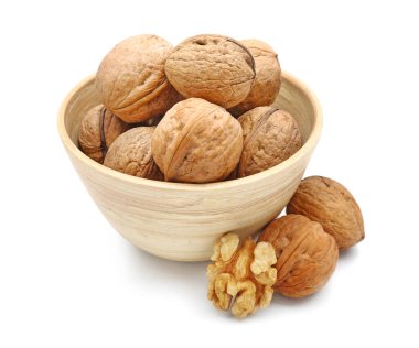 Beyaz arka planda bir kase taze ceviz