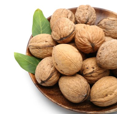 Beyaz arka planda taze ceviz tabağı