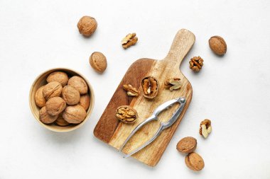 Bir kase taze ceviz ve fındıkkıran.