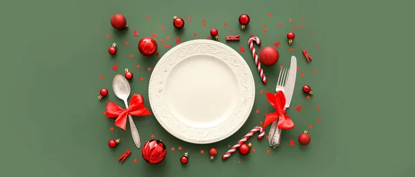 Schöne Tischdekoration Mit Weihnachtsdekoration Auf Grünem Hintergrund — Stockfoto