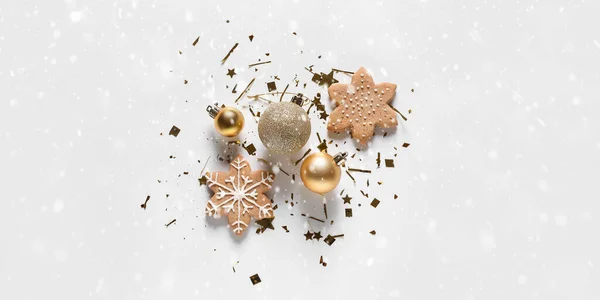 Skladba Vánoční Koule Sušenky Konfety Bílém Pozadí — Stock fotografie