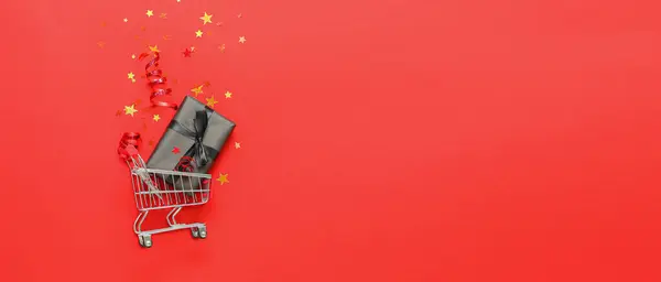 Bevásárlókosár Ajándékdobozzal Konfettivel Piros Háttérrel Szöveges Szöveggel Fekete Péntek Eladás — Stock Fotó
