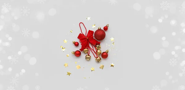Samenstelling Met Kerstbelletjes Ballen Confetti Lichte Ondergrond — Stockfoto
