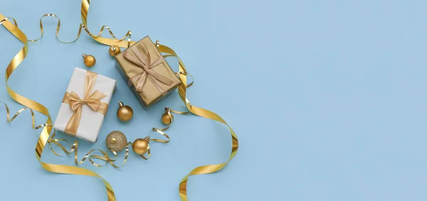 Композиція Красивими Різдвяними Подарунками Кульками Декором Світло Блакитному Фоні Простором — стокове фото