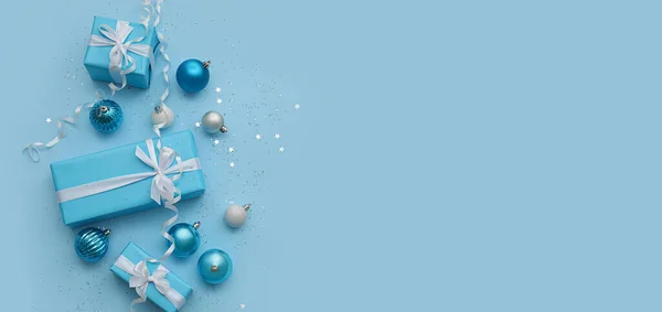 Composição Com Presentes Natal Bolas Decoração Fundo Azul Claro Com — Fotografia de Stock