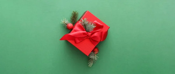 Boże Narodzenie Pudełko Gałązki Jodły Zielonym Tle — Zdjęcie stockowe