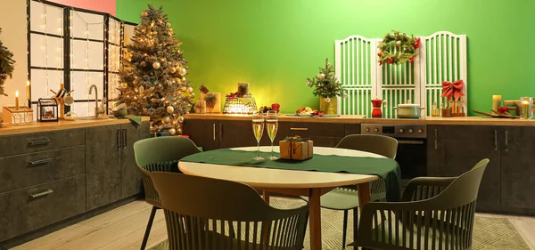 Cozinha Acolhedora Com Mesa Jantar Decorada Para Celebração Natal — Fotografia de Stock