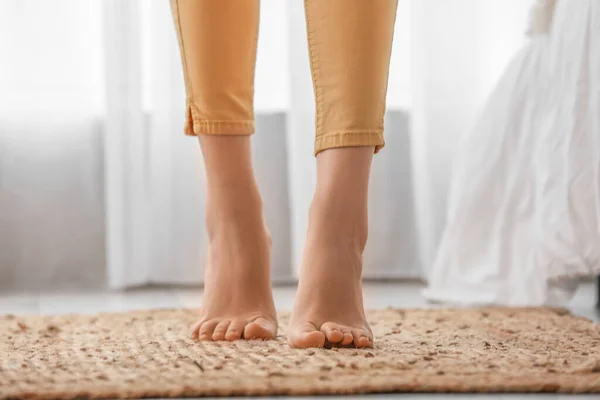 Feminino Pés Descalços Tapete Vime Quarto Close — Fotografia de Stock