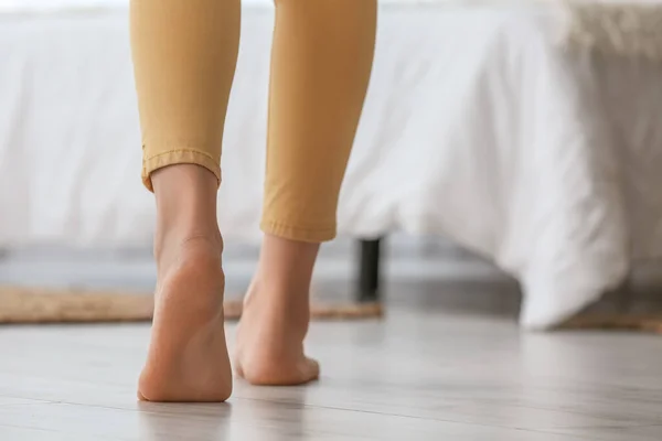ベッドルームの床の上の女性の裸の足 クローズアップ — ストック写真
