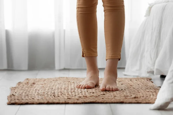 Female Barefoot Legs Wicker Carpet Bedroom — Stock Photo, Image