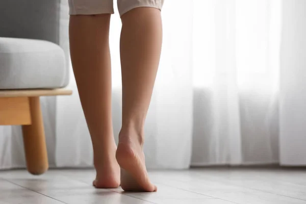 家で床の上の女性裸足の足 — ストック写真