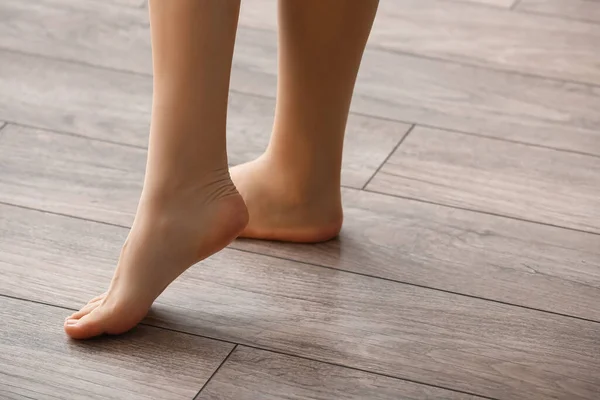 Weibliche Nackte Füße Auf Holzboden Nahaufnahme — Stockfoto