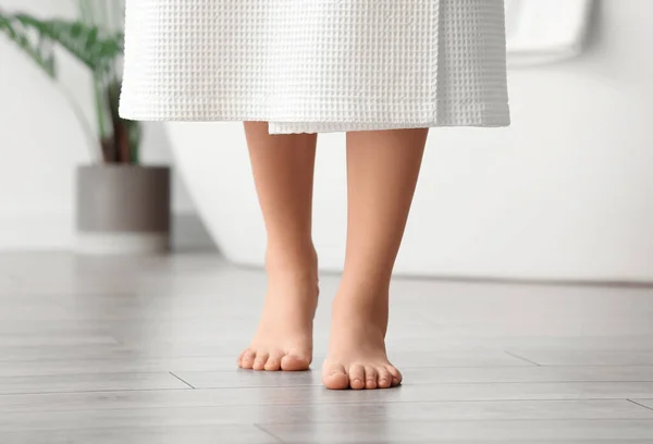 Feminino Pés Descalços Pernas Chão Banheiro — Fotografia de Stock