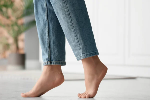 Mulher Descalça Jeans Chão Close — Fotografia de Stock