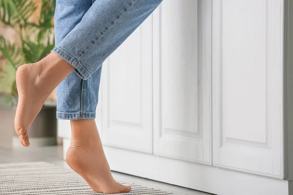Barefoot Vrouw Jeans Tapijt Close — Stockfoto
