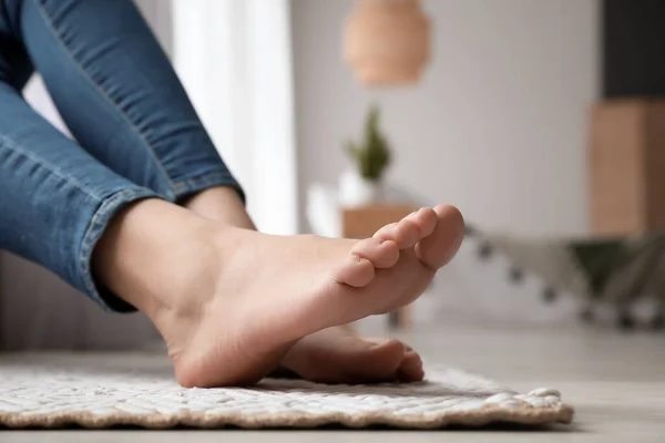 Female Bare Feet Rug Closeup — Stock Photo, Image