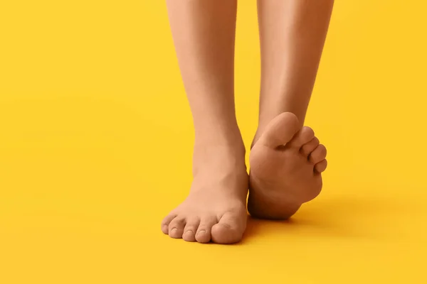Feminino Pés Descalços Pernas Fundo Amarelo — Fotografia de Stock