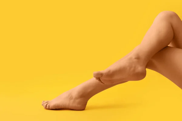 黄色の背景に女性裸足の足 — ストック写真