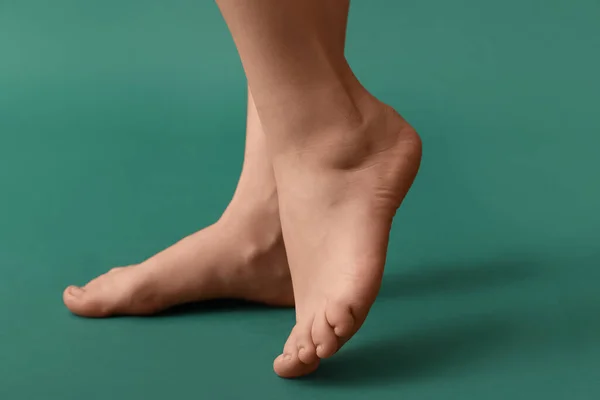 Weibliche Nackte Füße Auf Grünem Hintergrund Nahaufnahme — Stockfoto