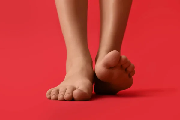 Weibliche Nackte Füße Auf Rotem Hintergrund Nahaufnahme — Stockfoto
