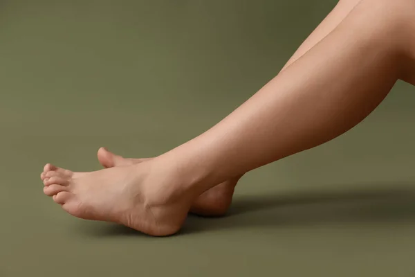 Kobieta Boso Nogi Tle Koloru — Zdjęcie stockowe