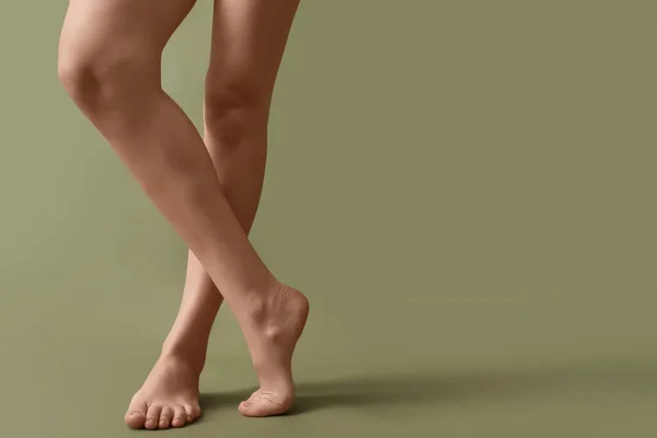 Γυναίκα Ξυπόλητη Πόδια Στο Φόντο Χρώμα — Φωτογραφία Αρχείου