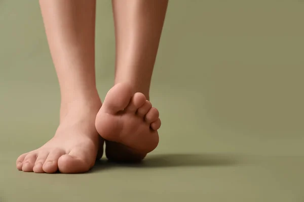 Weibliche Nackte Füße Auf Farbigem Hintergrund Nahaufnahme — Stockfoto