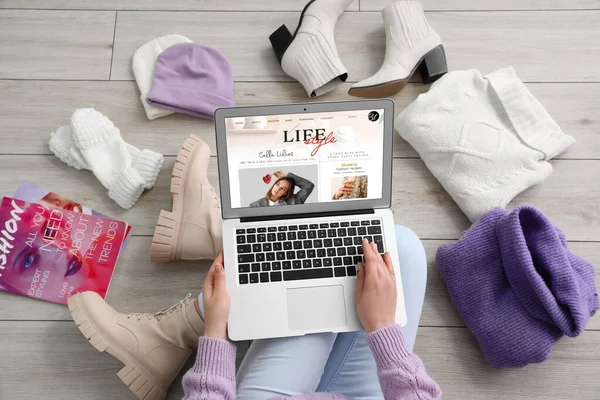 Female Lifestyle Blogger Laptop Magazines Clothes Light Wooden Floor — Stock Photo, Image