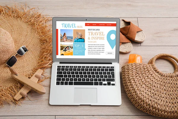 Laptop Mit Offener Seite Des Reiseblogs Holzflugzeug Und Strandzubehör Auf — Stockfoto